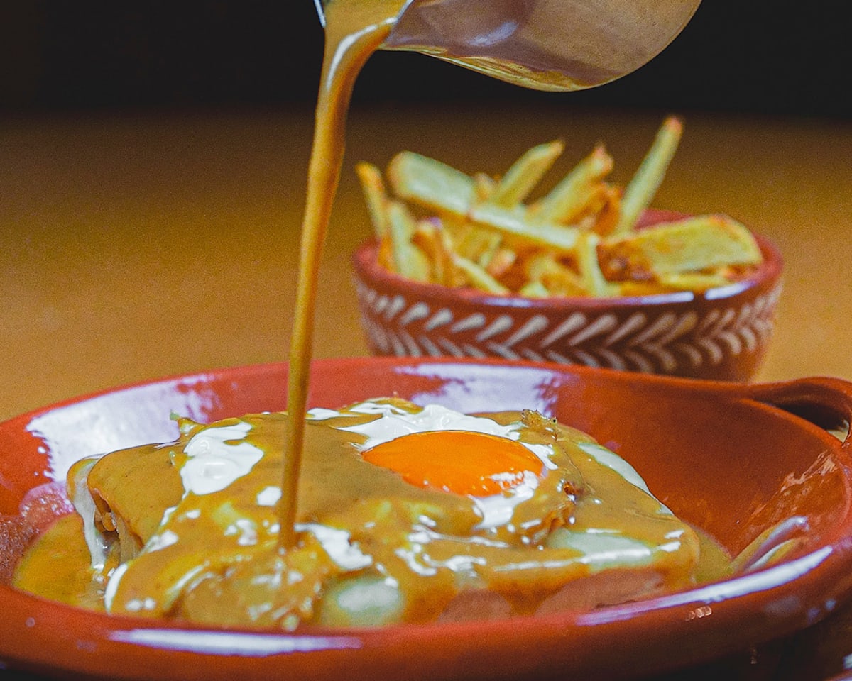 Francesinha do Restaurante QB, com ovo e molho